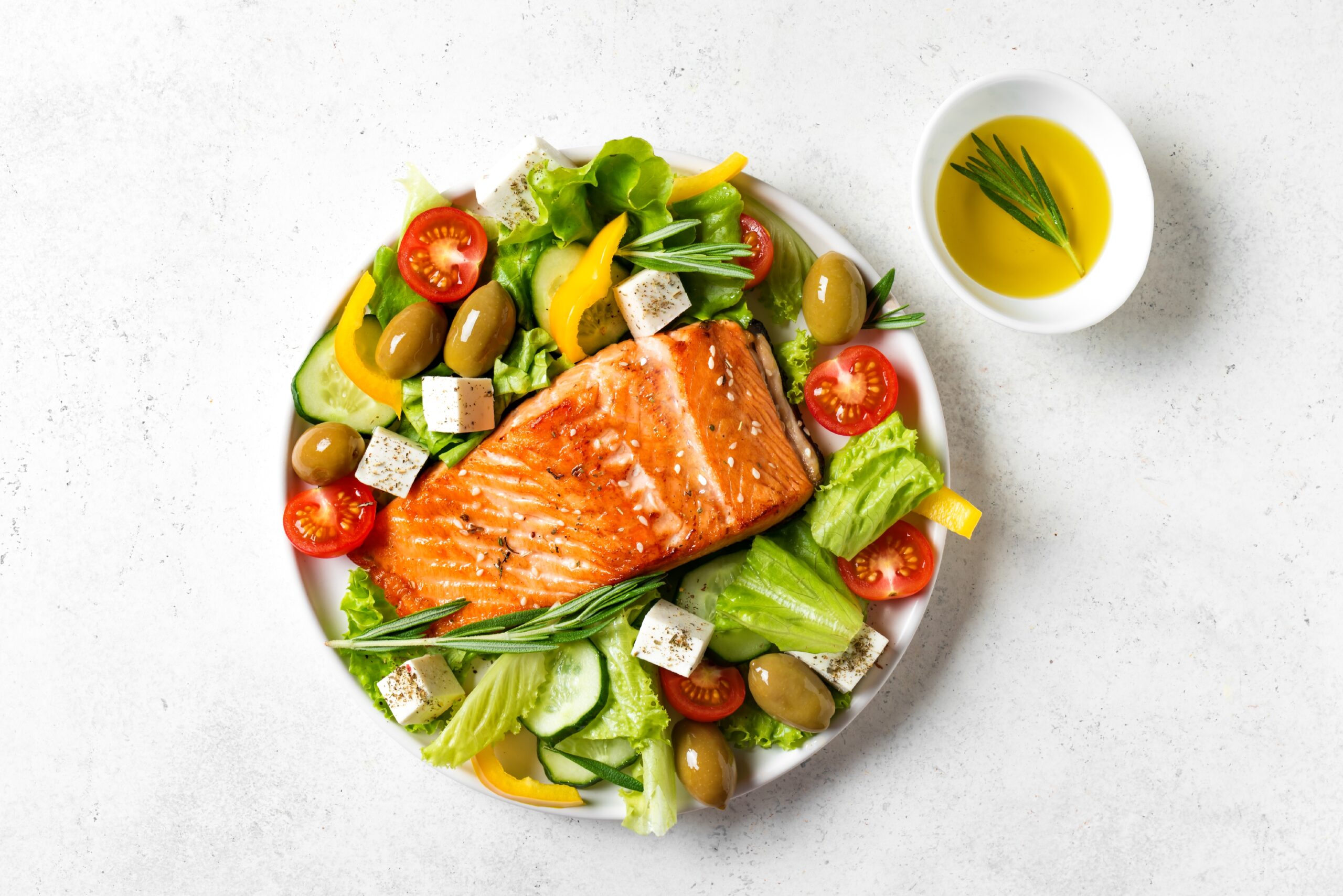 Grilled,Salmon,Fish,Fillet,And,Fresh,Vegetable,Salad,With,Tomato,